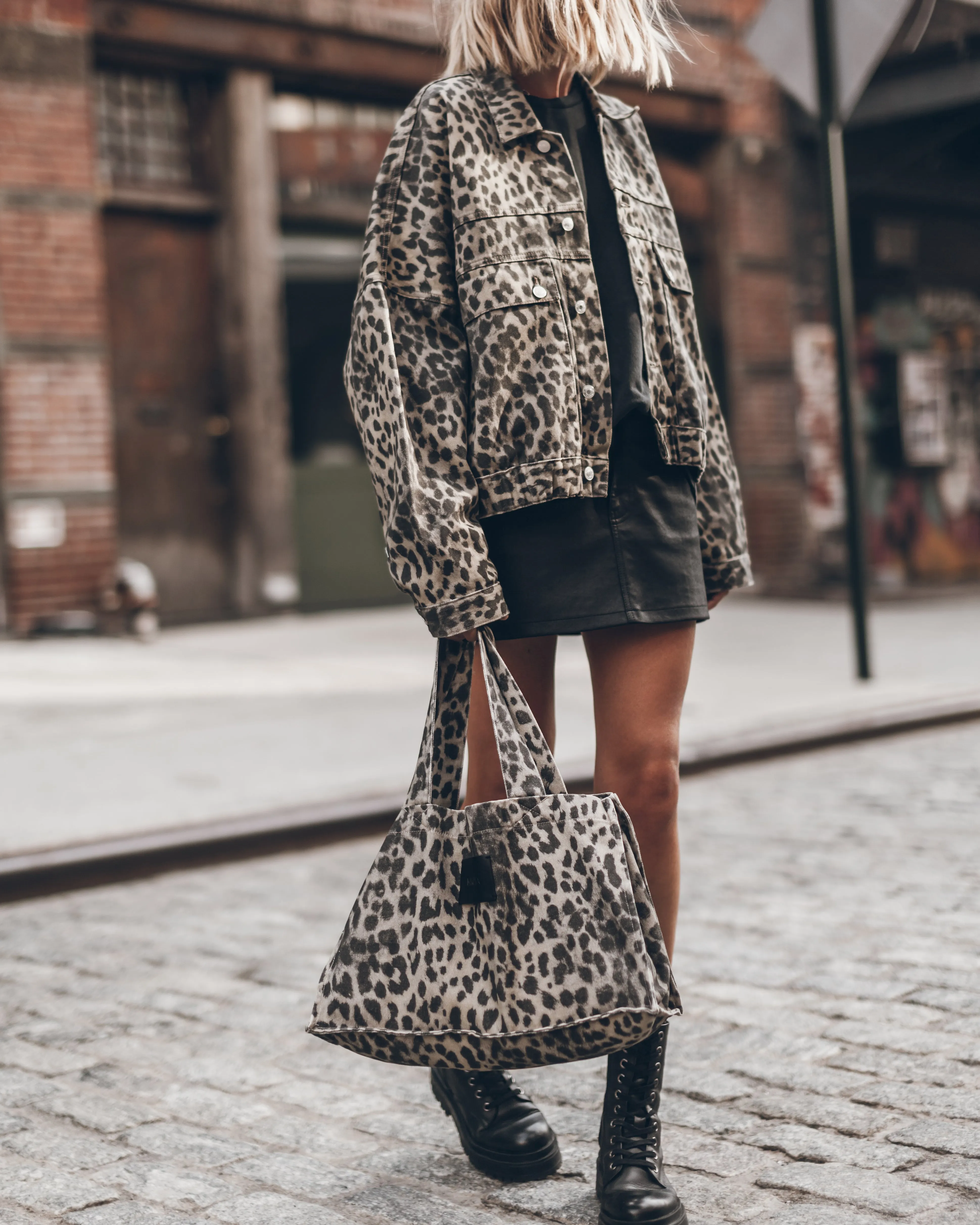 Compact Leo Canvas Bag in Stylish Small Size